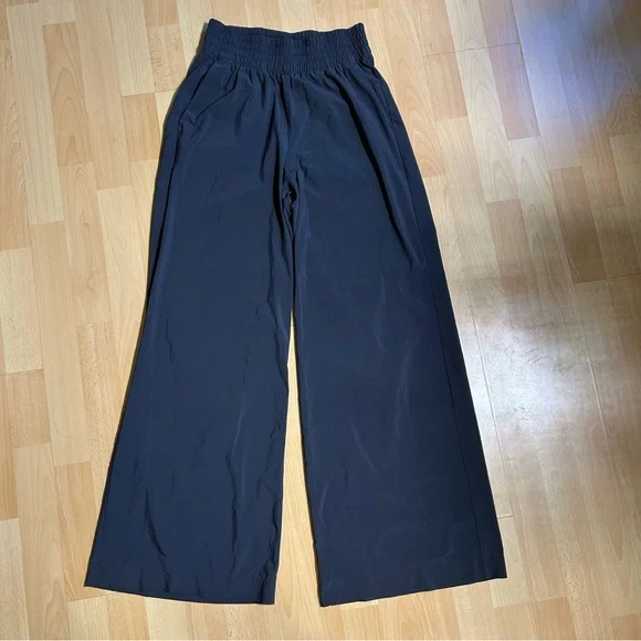 Vuori Villa Wideleg Pant in Black Flowy Wrinkle Resistant Athleisure Lounge - Picture 7 of 14